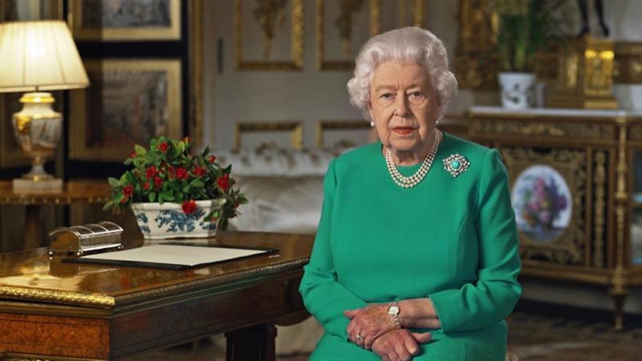 Covid, the queen gave a speech wearing a famous brooch