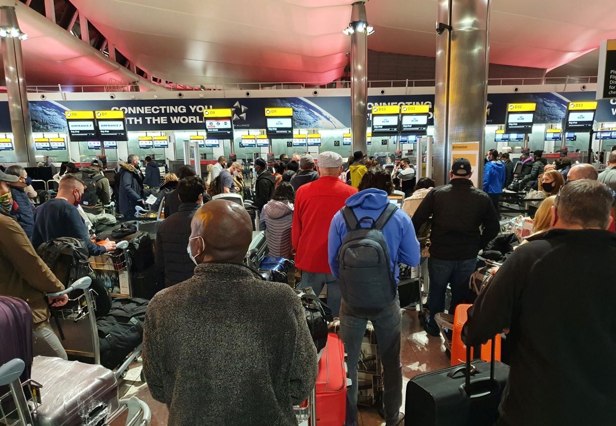 long queues at heathrow airport 1